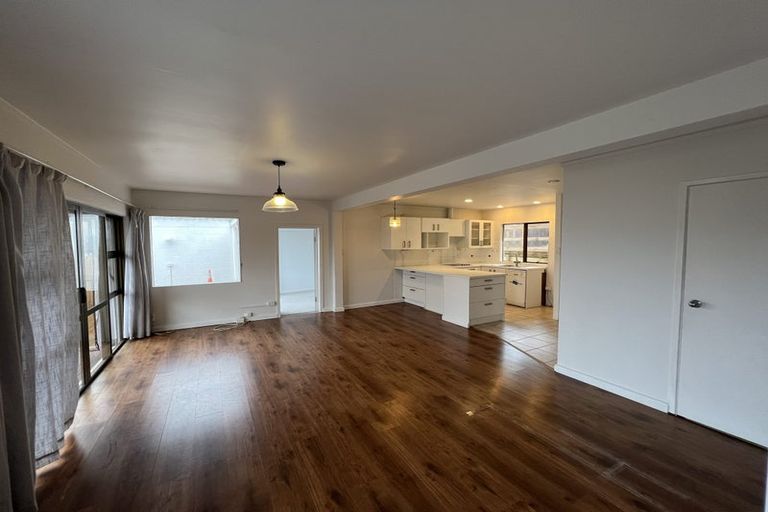 Photo of property in 2/16 Hollyhock Place, Browns Bay, Auckland, 0630