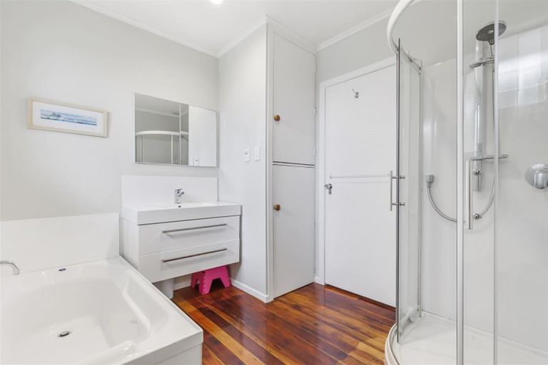 Photo of property in 2 May Avenue, Te Atatu South, Auckland, 0610