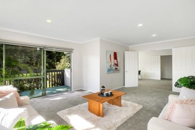 Photo of property in 4 De Havilland Drive, Goodwood Heights, Auckland, 2105