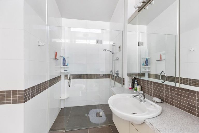 Photo of property in Dorset Cove, 90 Burnham Street, Seatoun, Wellington, 6022