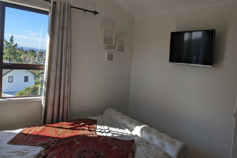 Photo of property in 2/74 Ayton Drive, Totara Vale, Auckland, 0629