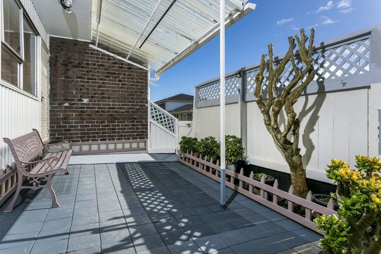 Photo of property in 1/90 Lynwood Road, New Lynn, Auckland, 0600