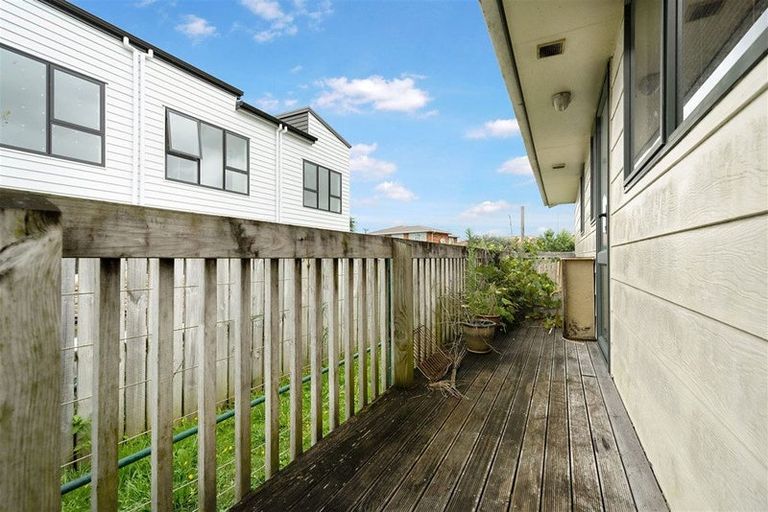 Photo of property in 2 Fruitvale Road, New Lynn, Auckland, 0600