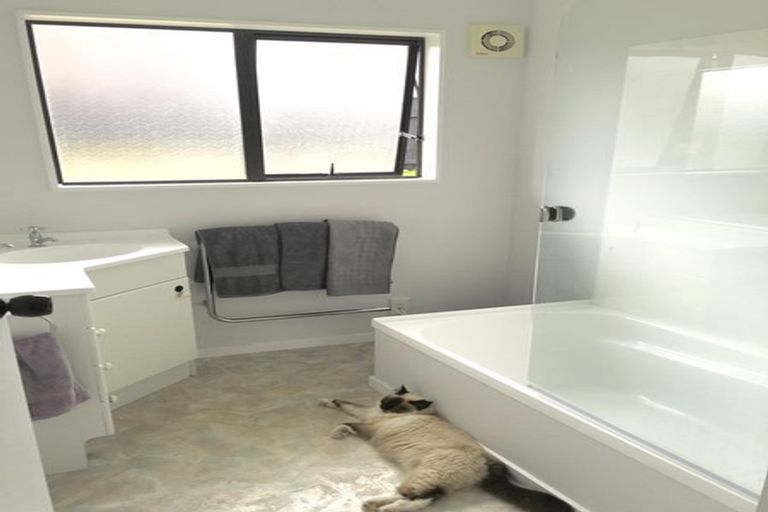 Photo of property in 17 Cobar Close, Maupuia, Wellington, 6022