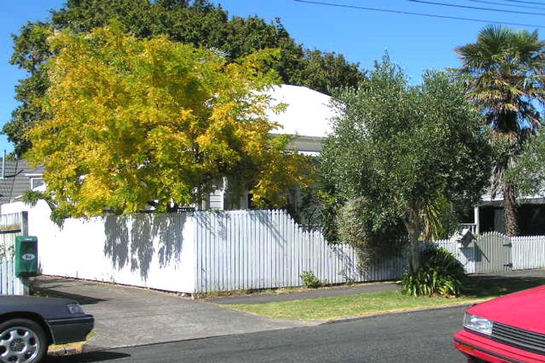 Photo of property in 6a Vincent Road, Northcote Point, Auckland, 0627