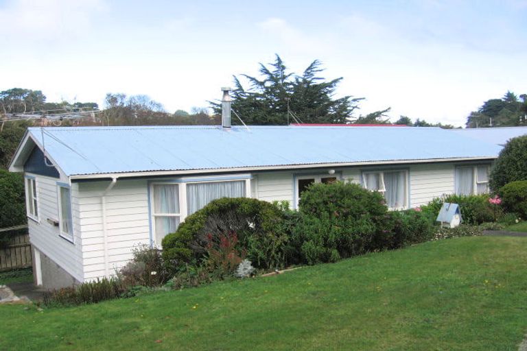 Photo of property in 3 Shrimpton Way, Newlands, Wellington, 6037