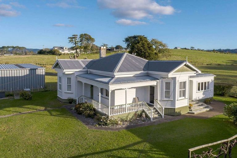 Photo of property in 290 Waitakere Road, Taupaki, 0782
