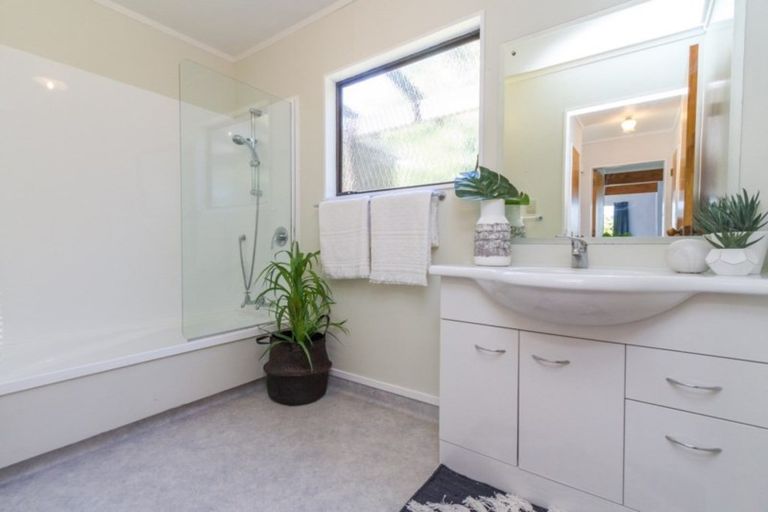 Photo of property in 33 James Cook Drive, Whitby, Porirua, 5024