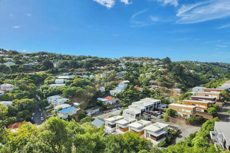 Photo of property in 66 Tiketike Way, Brooklyn, Wellington, 6021