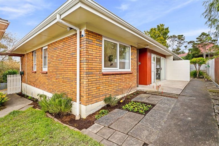 Photo of property in 2/8 Pamela Place, New Lynn, Auckland, 0600