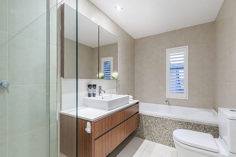 Photo of property in 270 Hurstmere Road, Takapuna, Auckland, 0622