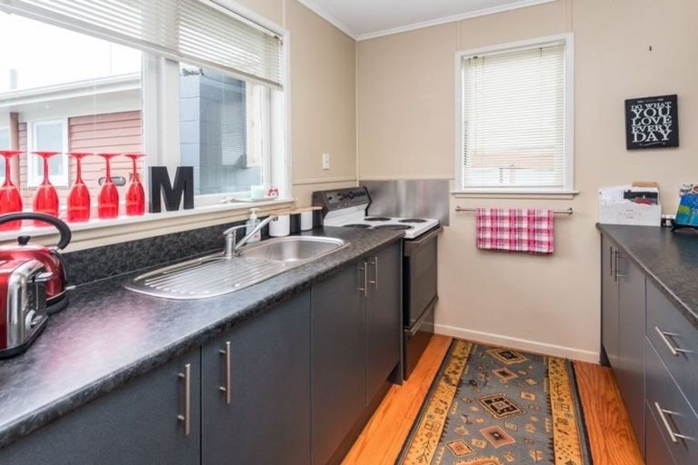 Photo of property in 1/80 Gloria Avenue, Te Atatu Peninsula, Auckland, 0610