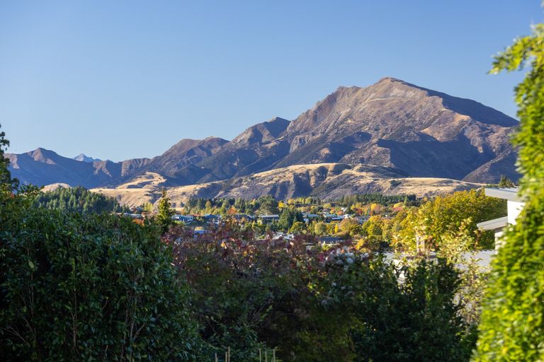 Photo of property in 8 Kennedy Crescent, Wanaka, 9305