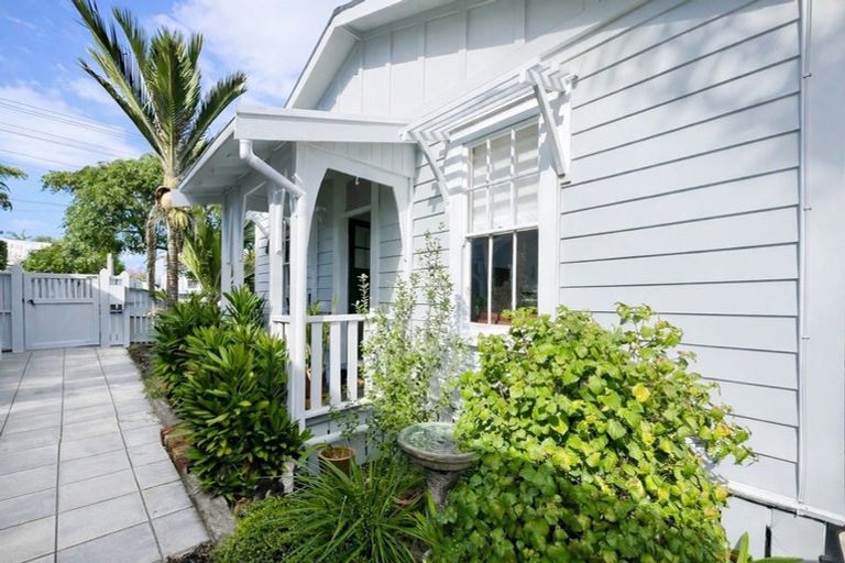 Photo of property in 2/21 Cowper Street, Devonport, Auckland, 0624