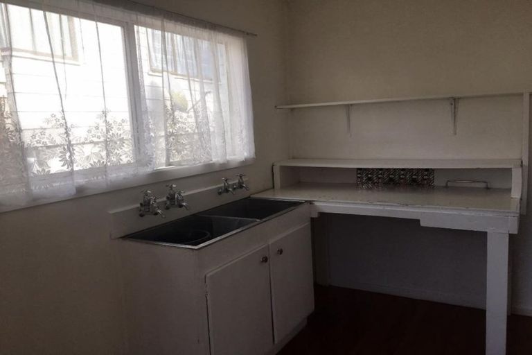 Photo of property in 1/51 Ellice Road, Totara Vale, Auckland, 0629