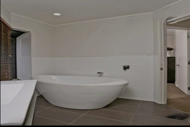 Photo of property in 1/19 Beach Road, Castor Bay, Auckland, 0620