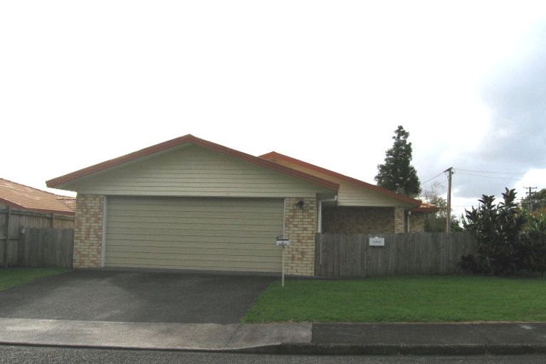 Photo of property in 1 Thomas Rea Place, Te Atatu South, Auckland, 0610