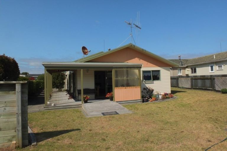 Photo of property in 17 Hennessy Street East, Foxton Beach, Foxton, 4815