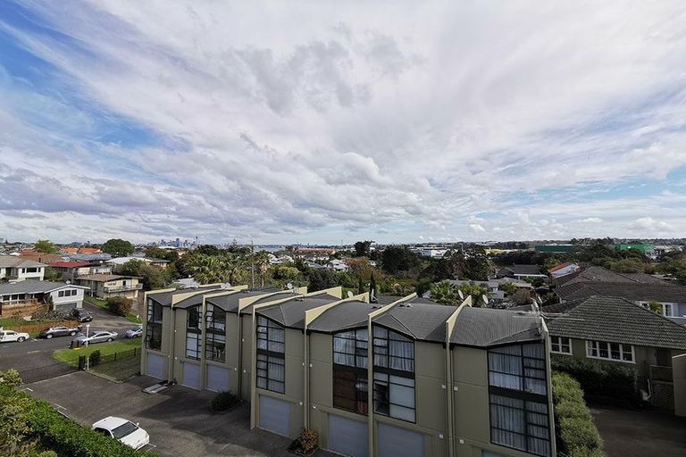 Photo of property in Maison Apartments, 212/16 Huron Street, Takapuna, Auckland, 0622