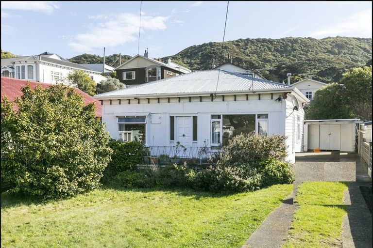 Photo of property in 30 The Parade, Island Bay, Wellington, 6023