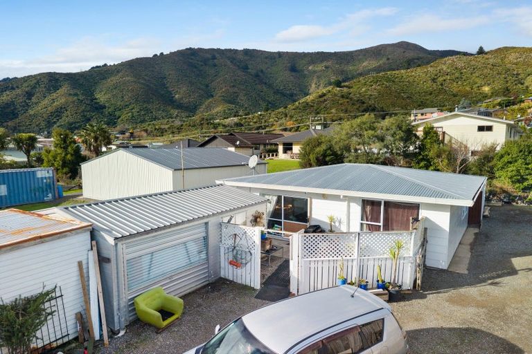 Photo of property in 25a Moana View Road, Waikawa, Picton, 7220