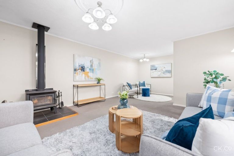 Photo of property in 17 King Charles Drive, Kingsley Heights, Upper Hutt, 5018