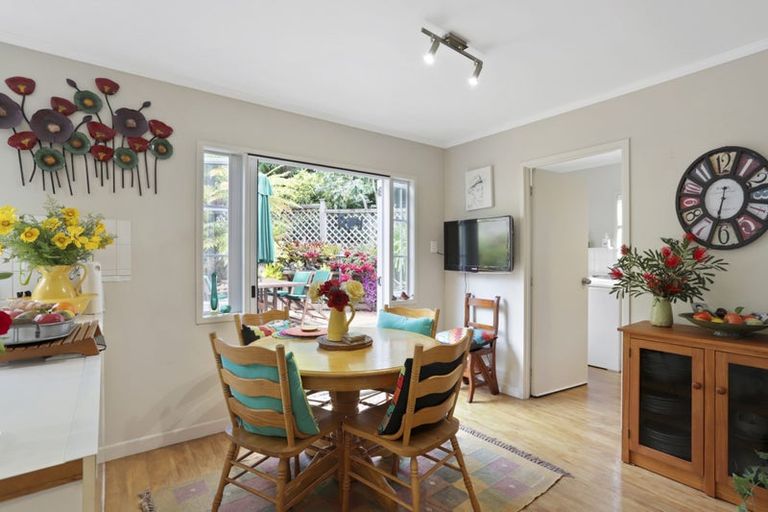 Photo of property in 2/21 Deane Avenue, Titirangi, Auckland, 0604