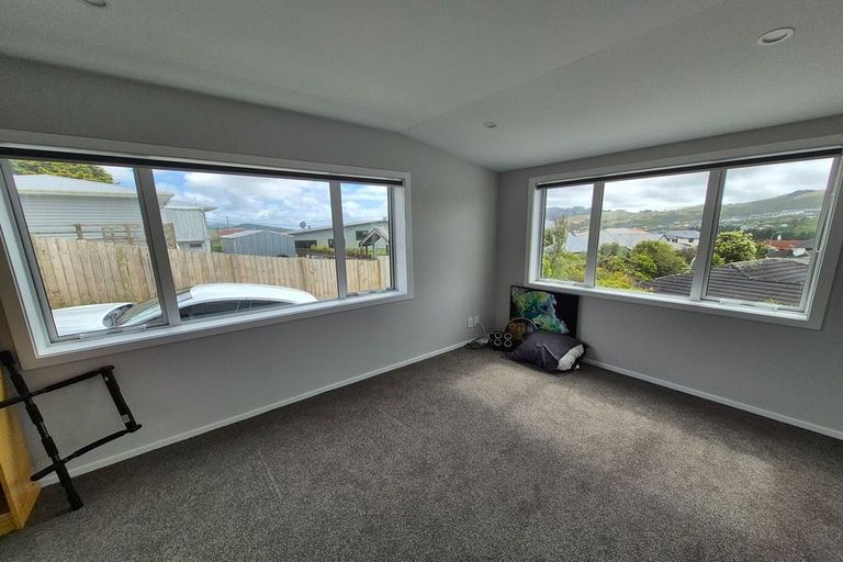 Photo of property in 3a Hillview Crescent, Paparangi, Wellington, 6037