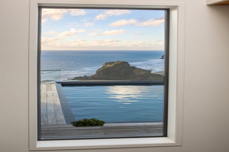 Photo of property in 81 Piha Road, Piha, 0772