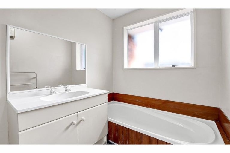 Photo of property in 2/86 Aorangi Road, Bryndwr, Christchurch, 8053