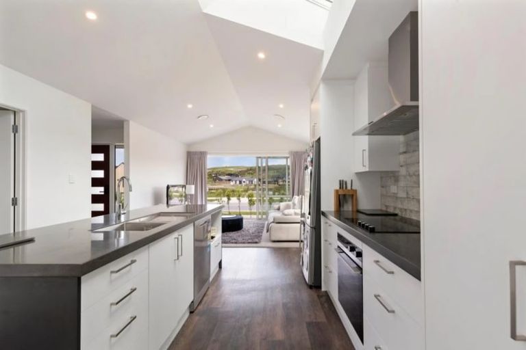 Photo of property in 15 Lincoln Road, Jacks Point, 9371