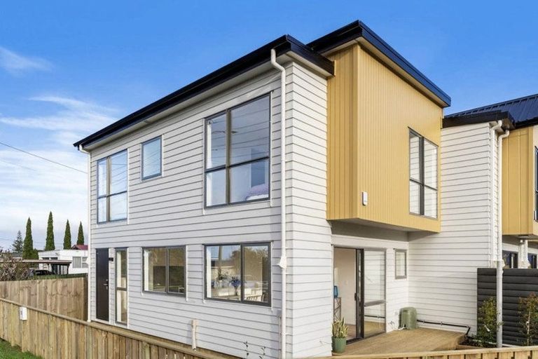 Photo of property in 252 Don Buck Road, Massey, Auckland, 0614