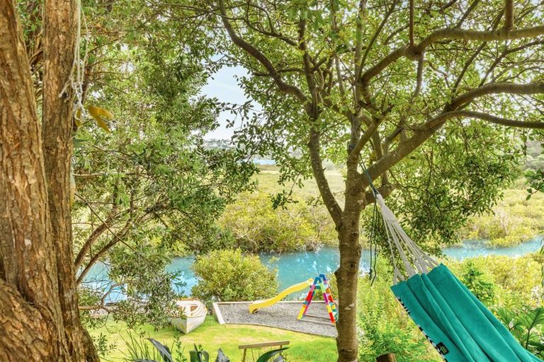 Photo of property in 48 Renata Crescent, Te Atatu Peninsula, Auckland, 0610