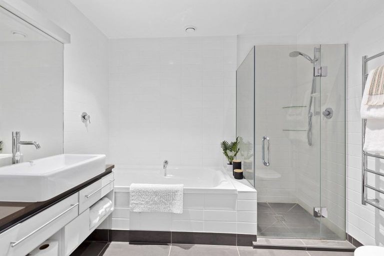 Photo of property in Patent 326 Apartments, 407s/326 Evans Bay Parade, Hataitai, Wellington, 6021