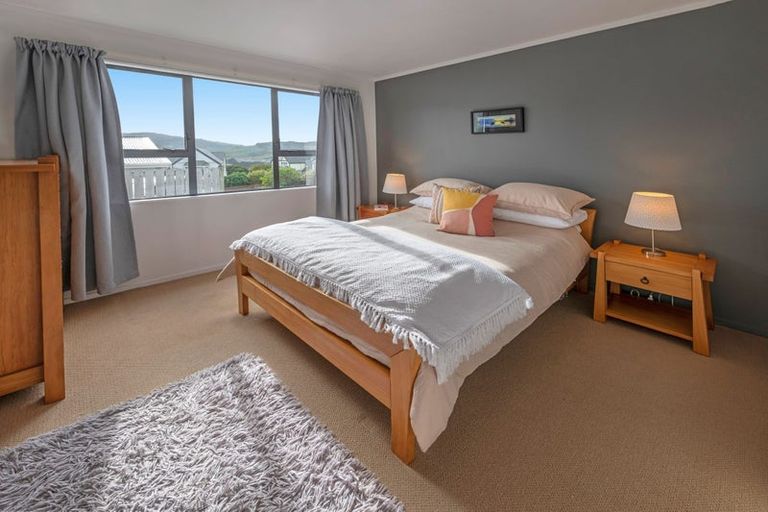 Photo of property in 2 Alister Way, Churton Park, Wellington, 6037