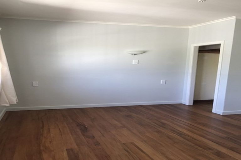 Photo of property in 48 Savoy Road, Glen Eden, Auckland, 0602