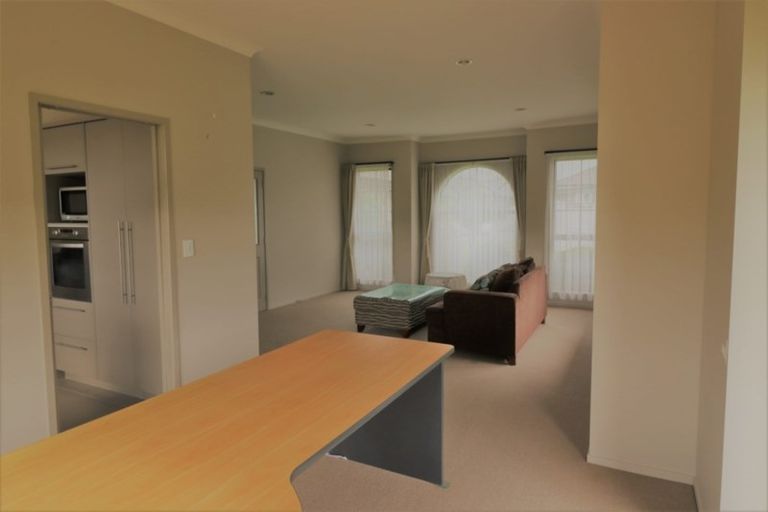 Photo of property in 8 Gibbston Close, Huntington, Hamilton, 3210