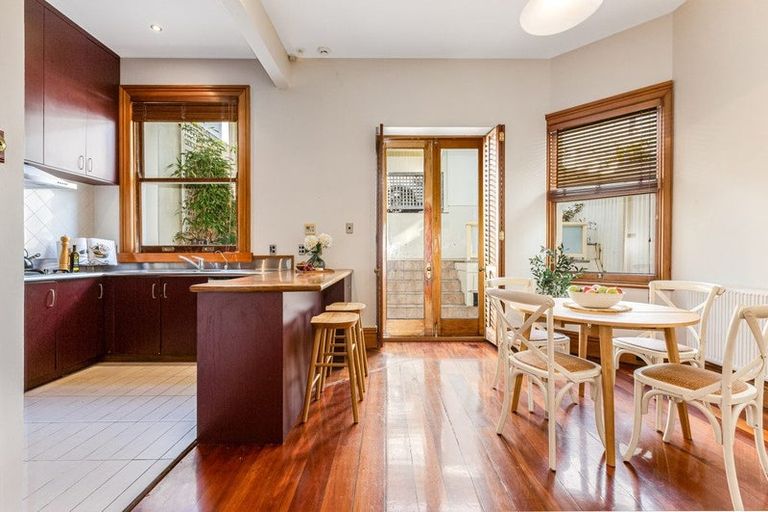 Photo of property in 46 Roxburgh Street, Mount Victoria, Wellington, 6011