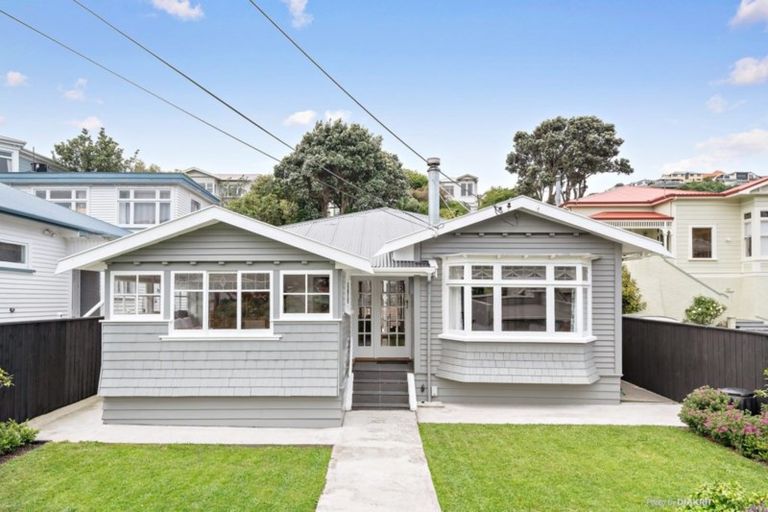Photo of property in 27 The Parade, Island Bay, Wellington, 6023