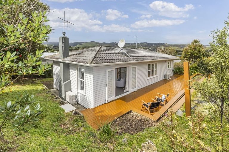 Photo of property in 9 Lane Crescent, Tawa, Wellington, 5028