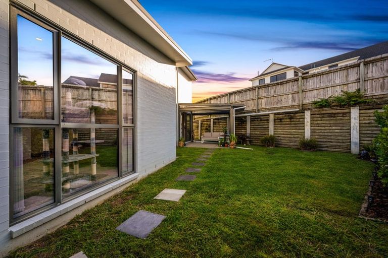 Photo of property in 22 William Wallbank Crescent, Swanson, Auckland, 0614