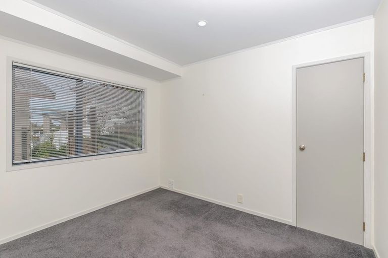 Photo of property in 1/52 Agincourt Street, Glenfield, Auckland, 0629