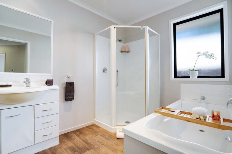 Photo of property in 27 Nimstedt Avenue, Oteha, Auckland, 0632