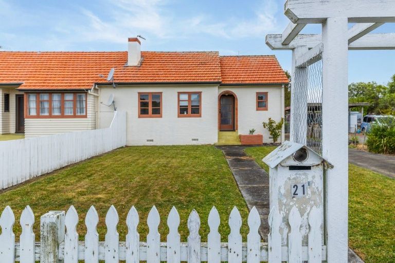 Photo of property in 21 Robert Street, Marton, 4710