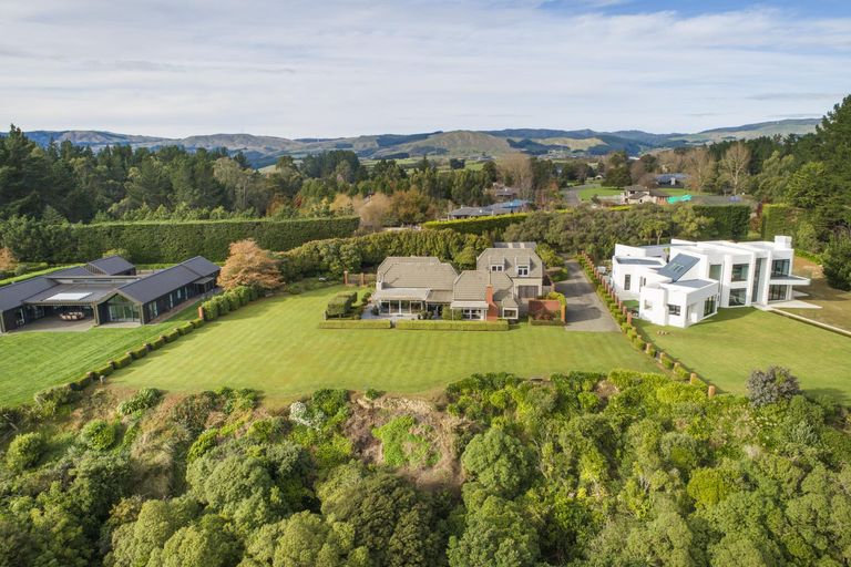 Photo of property in 38 Titirangi Drive, Fitzherbert, Palmerston North, 4471