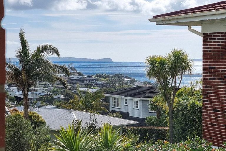 Photo of property in 2/619 Beach Road, Rothesay Bay, Auckland, 0630