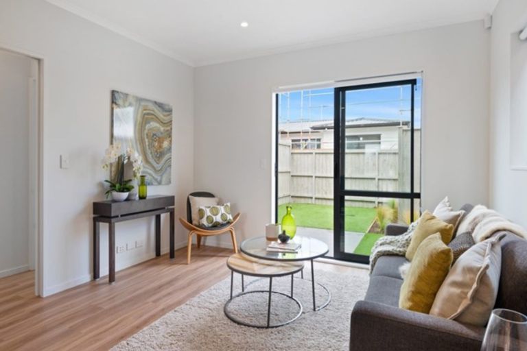 Photo of property in 37 Pepene Avenue, Takanini, 2112