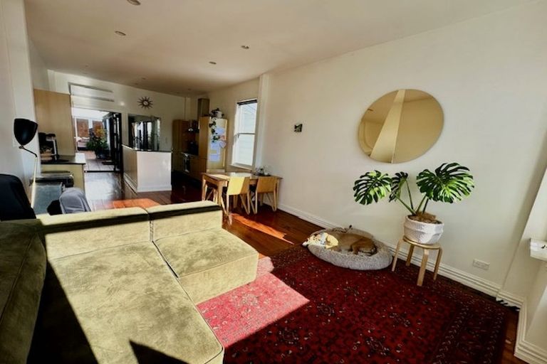 Photo of property in 19 Shannon Street, Mount Victoria, Wellington, 6011