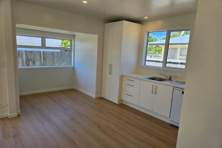Photo of property in 102 Yaldhurst Road, Sockburn, Christchurch, 8042