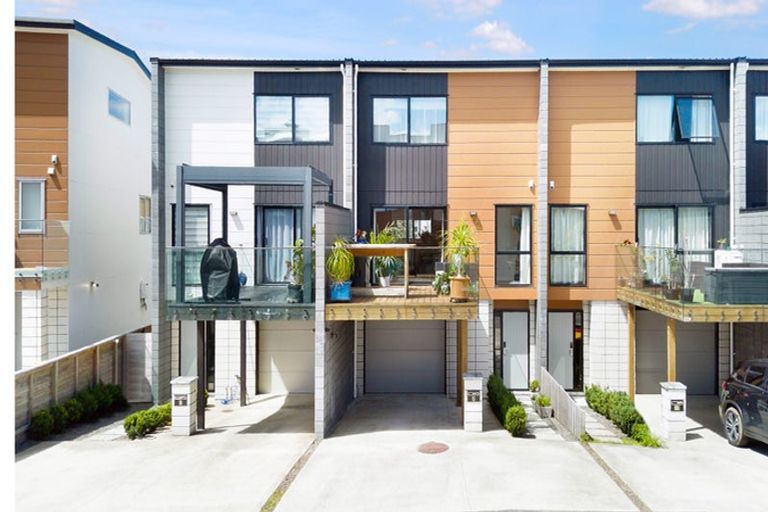 Photo of property in 8 Meritage Lane, Te Atatu South, Auckland, 0610